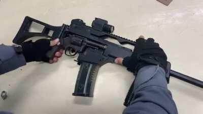 Bandidagem transformou uma pistola em um fuzil