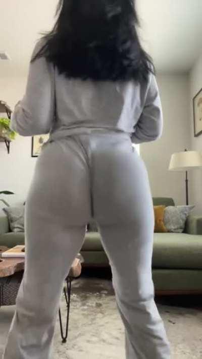 Got Dayum That's A Big Booty!