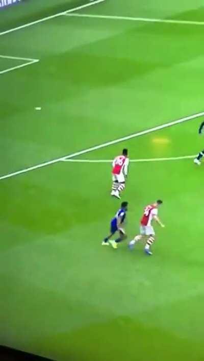 James pushed Xhaka away 😂