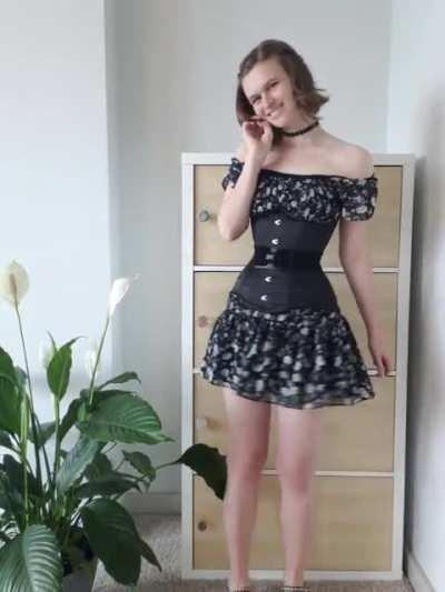 I took a video to show my outfit today and thought it ended up showing my corset quite well!