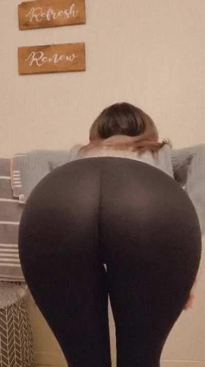 Touching my toes in these lulu's for you 😘