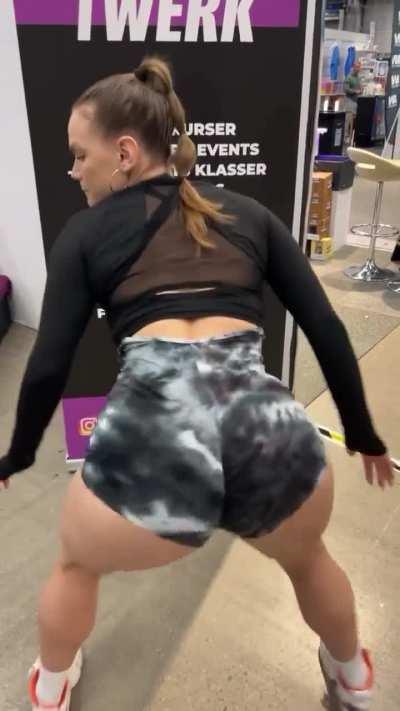 Mek it shake ft. @teetwerk