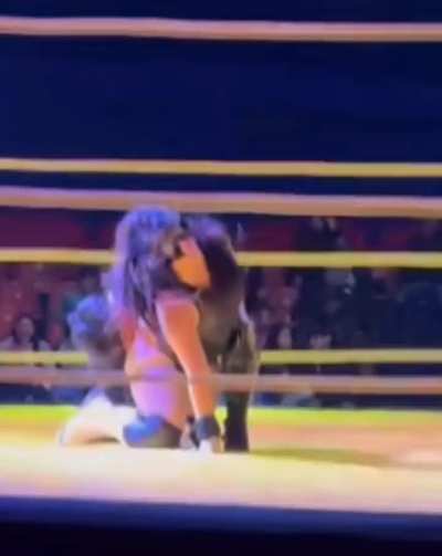 Lady Maravilla bite in ass
