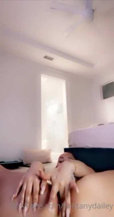 MILF FINGERING HER WET JUICY 😻🐄🥛😈🤪👅👀