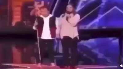 I HATE SIMON FUCKING COWELLL AAAAAAAAAAAAAAHHHH