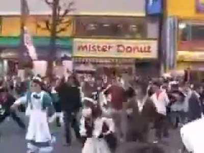 Otakus dan&ccedil;ando em Akihabara e fugindo da pol&iacute;cia a 17 anos atr&aacute;s 