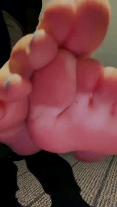 Step one on how to be sneaky at work, hide your phone under the table. I hope I made your work day better 🦶🏻💋