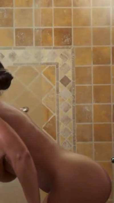 Just watching Lisa Ann get undressed drives me crazy! That body is something else… 😍