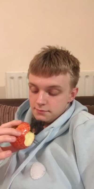 2 Bros chillin with an apple watchin Wonder