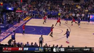 [Highlight] Curry crosses over Lonzo to bang a three!