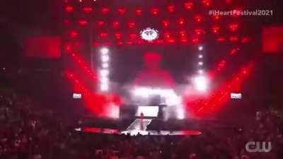 second half of bad guy was my favorite thing to see her perform live, so i made a little transition