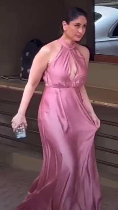 Mommy bouncing in front of everyone braless