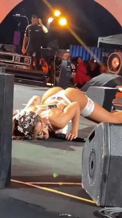 Anitta know how to use her ass