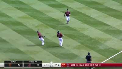 [Highlight] Three Diamondbacks converge to watch a pop-up drop sadly in front of them