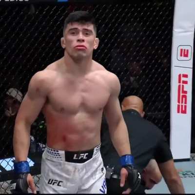 Nuevo argentino en el top15 de Peso Pluma en UFC y se llama Kevin el Chino Vallejos