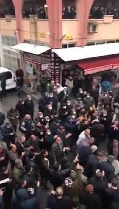 🛑 Malatya esnafı doların düşüşünü böyle kutladı.