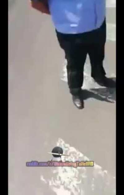 Moderator sacrifica roata de la masina