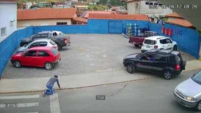 Atropelamento na faixa de pedestres. O criminoso nem parou para prestar socorros. Até quando?