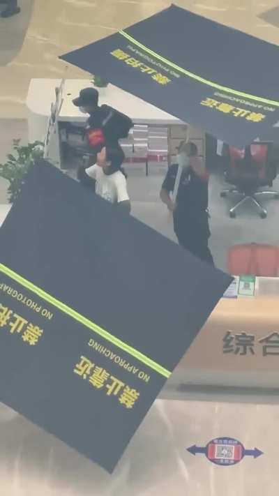 近日，一女子在深圳南山一医院维权，被保安用新式装备“遮羞布”遮挡严实