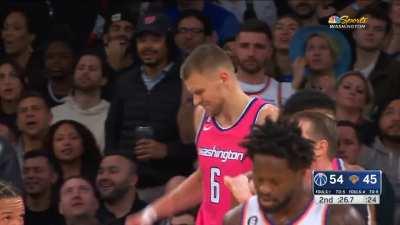 [Highlight] Kristaps Porzingis with the amazing block from behind on Jericho Sims!