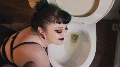 Fucking use me, please sir..🚽🖤