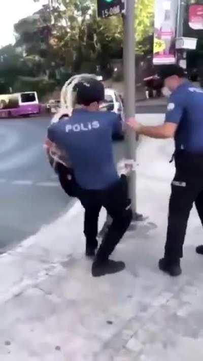 Does anyone know what's this about? Video from Twitter about an arrest in kadikoy.