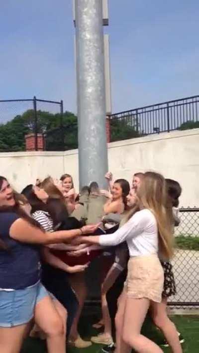 De las chivas tenias que ser…