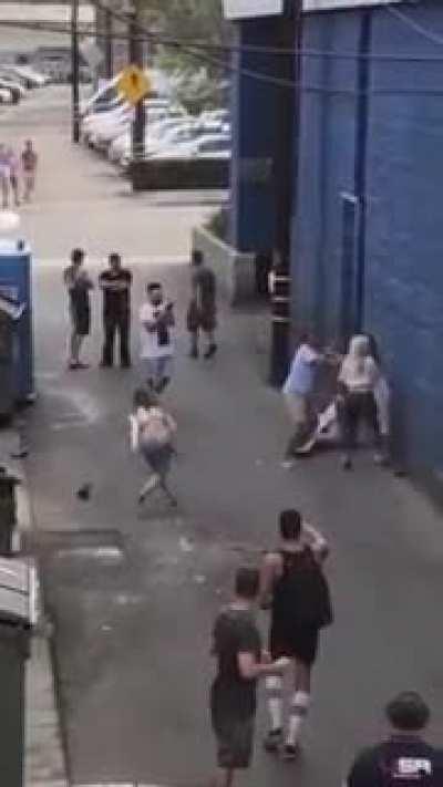 Crazy Street fight between Boys & Girls Gang...