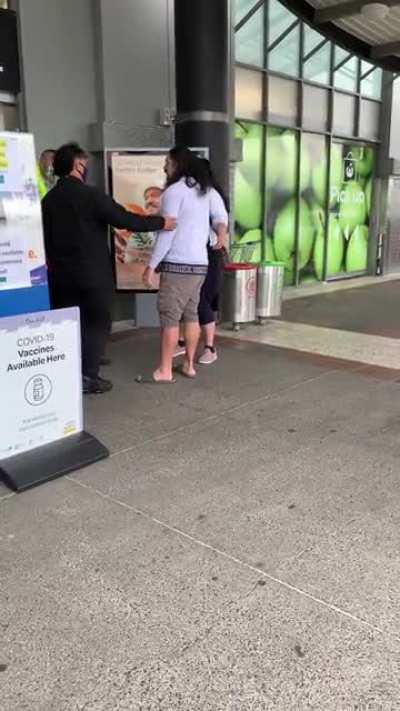 🚨anti mask shopper new Lynn Auckland causes a scene and threatens front line workers⚠️⚠️🚨