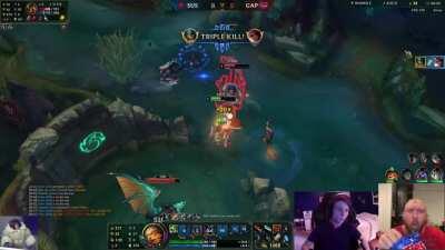 Vakin destroying a pink ward to get level 6