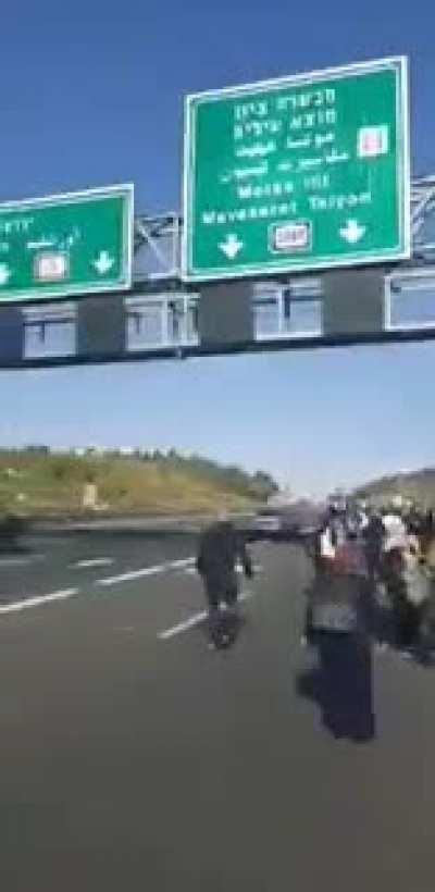 Israeli occupation forces have stopped busses filled with palestinians trying to go pray at al aqsa mosque,the video is taken at the entrance to Jerusalem. People decided to continue their March on foot while fasting