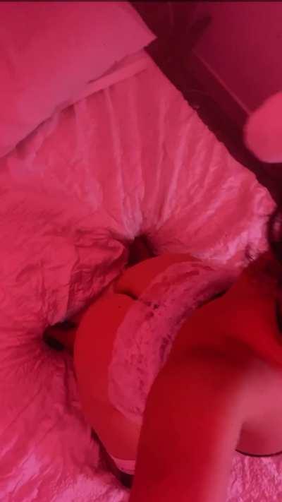 This little pussy wants to swallow your white cock cum 💦