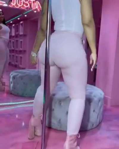 Unbelievably thicc 🍑