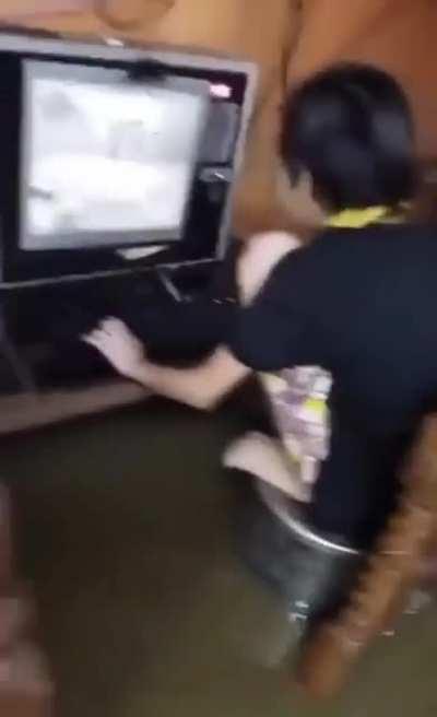 Afk fishing plus gaming ....why don't they get electrocuted....it's crazy