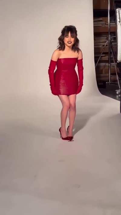 Jenna Ortega looks cute in Red ❤️