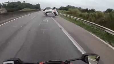 Quase matou o cara da moto... Quanta irresponsabilidade.