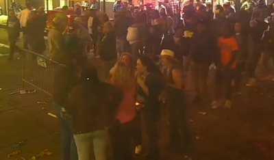 5 for 1 multiple women flashing their tits for beads at mardi gras on earthcam.