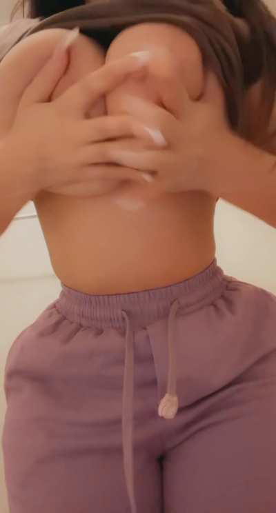 Who can resist big beautiful tits 🙏