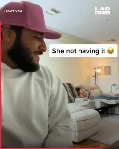 Парень надоедает своей девушке песнями о ней(ООчень весело) но переводить лень