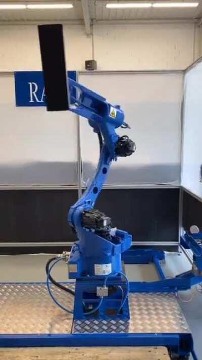 Este brazo rob&oacute;tico baila mejor que todas las tik tokers promedio