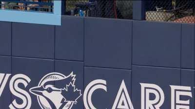 [Highlight] A friendly fan assists Chasen Shreve in finding his way out of the new Rogers Centre bullpens