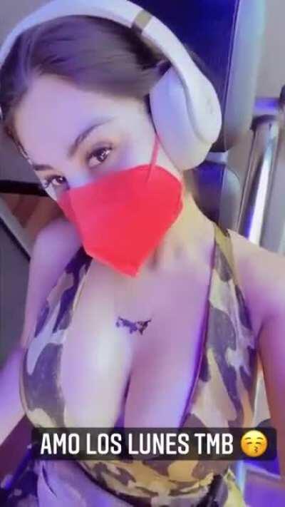 Tus fans amamos tus grandes tetas (.)(.)