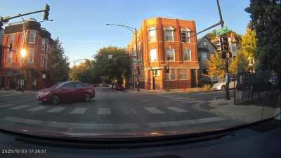 Chicagolular arabalarıyla ICE Polislerini kovalıyor ve göçmenler için bunu ses çıkararak yapıyorlar.