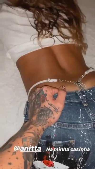 Anitta deixa o amigo aproveitar ela