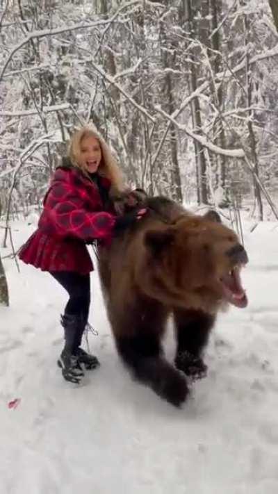 Что может быть больше русским чем это? Единственное - выбор песенки подкачал. Алла Брулетова.