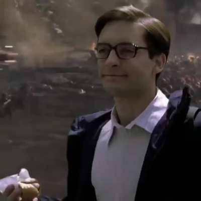 Tobey Maguire calmamente observando a guerra final como uma existência superior