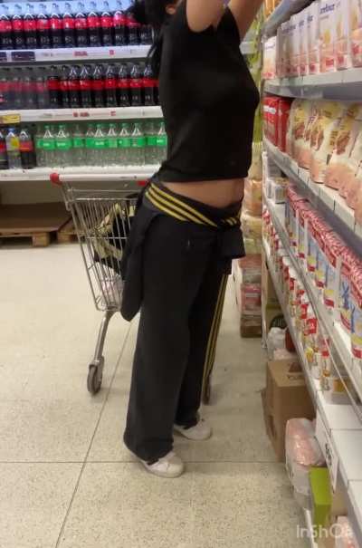 Taking things in the supermarket of the high places and my belly can be seen
