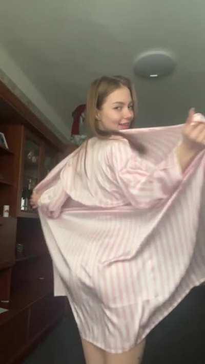 Who ordered a 4'6 fuckdoll 😋