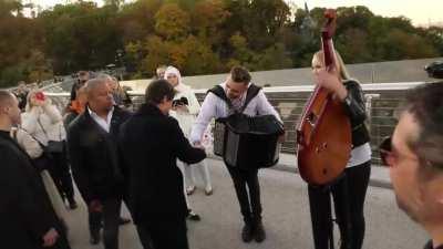 Реакция Тома Круза на группу B&B project.