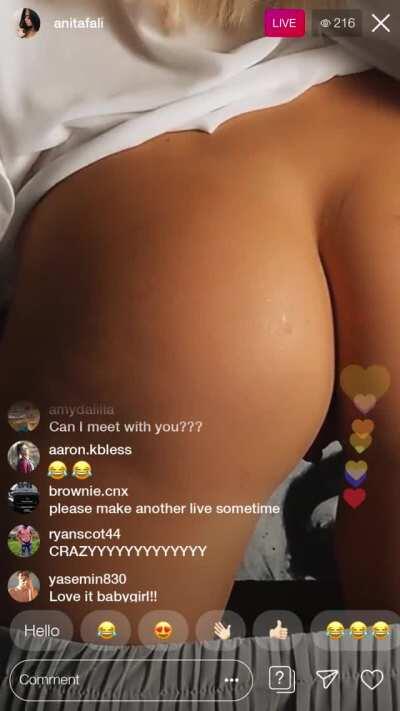 Flashing her bubble butt LIVE